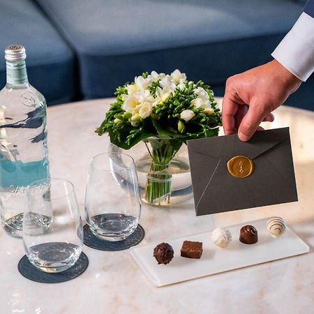 Jareed Hotel リヤード エクステリア 写真 A butler delivers a letter