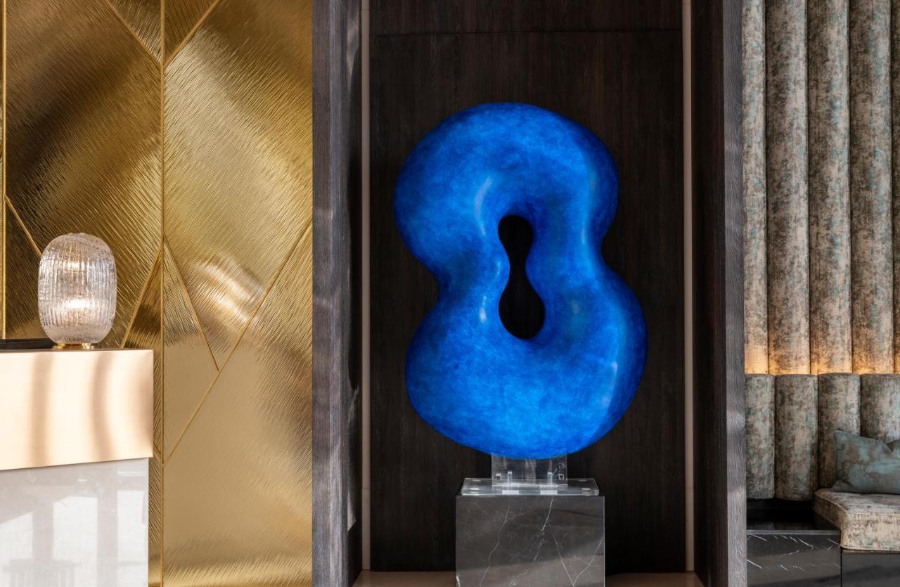 Jareed Hotel リヤード エクステリア 写真 The sculpture "8" by the artist at the entrance of the hotel