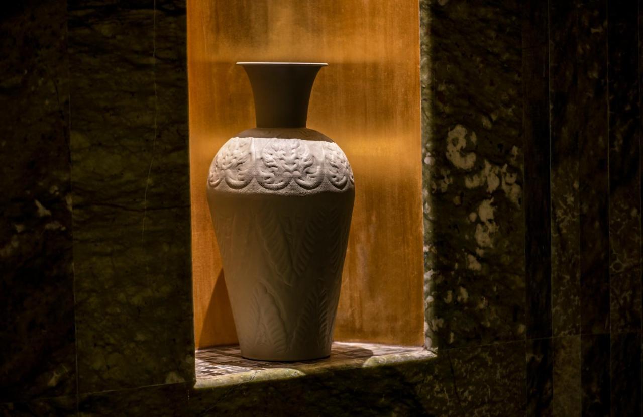 Jareed Hotel リヤード エクステリア 写真 A vase in the window of a house in the village of Gali