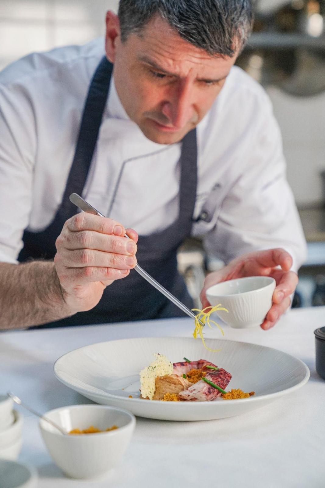 Jareed Hotel リヤード エクステリア 写真 A chef using a vegetable peeler