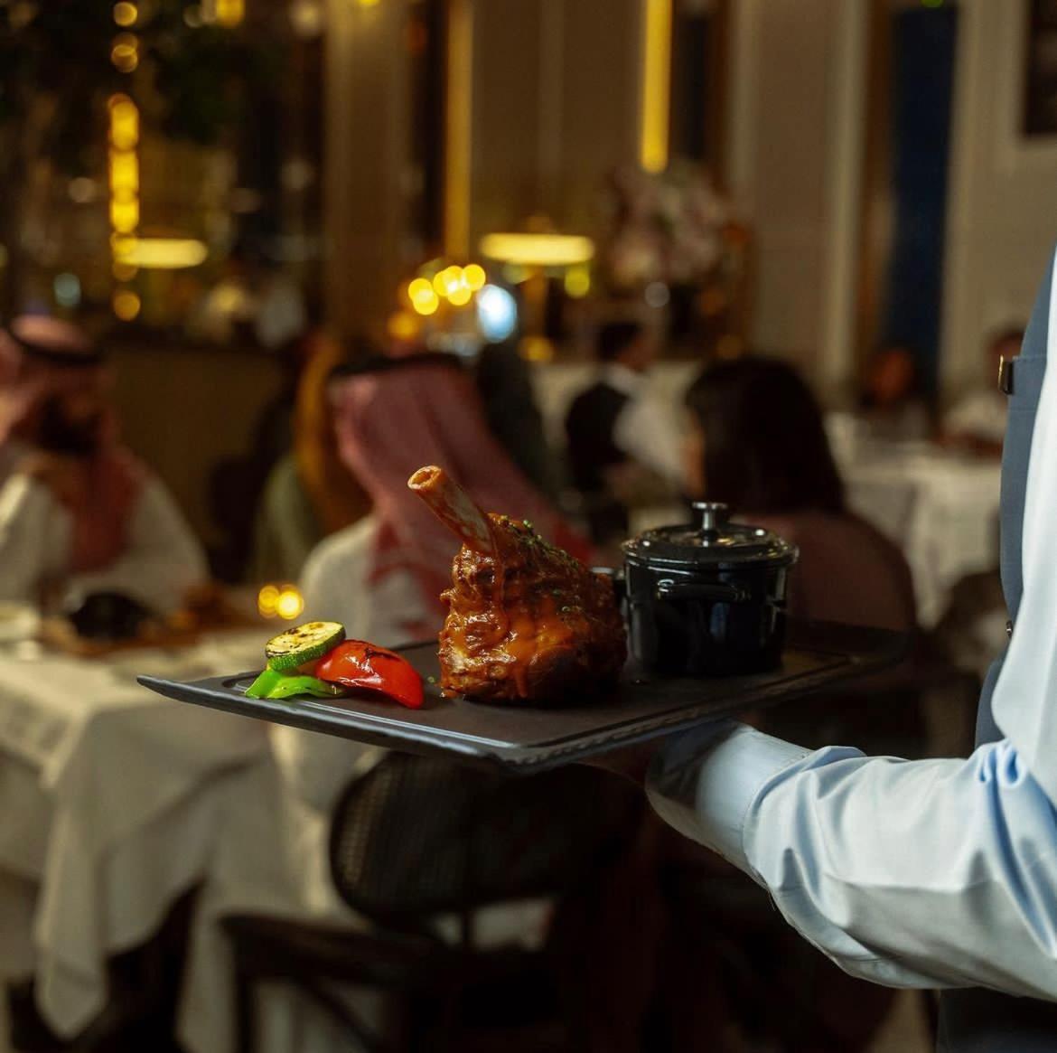 Jareed Hotel リヤード エクステリア 写真 A waiter serving food